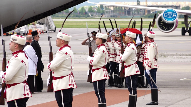 Тленните останки на цар Фердинанд вече са в България