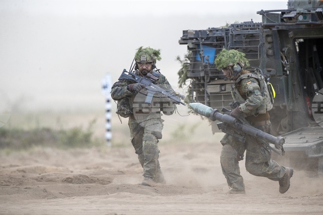 Германия изпрати над 1000 бойни машини на учение в Литва