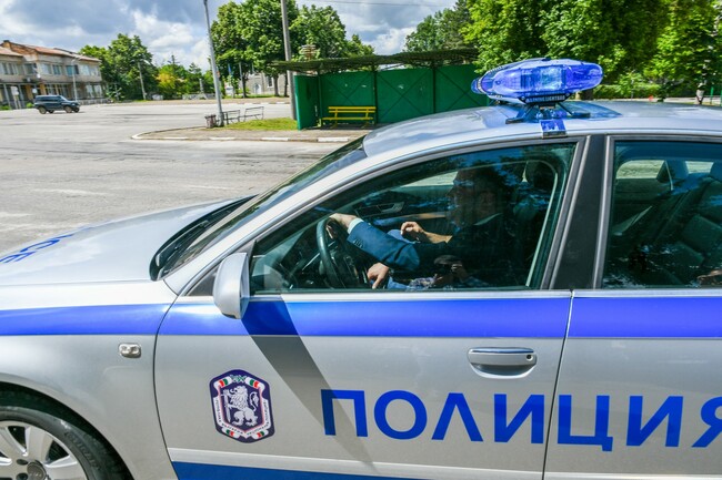 Шофьор с три промила алкохол се е блъснал в две коли и е спрял автомобила в магазин в с. Лозен, общ. Септември