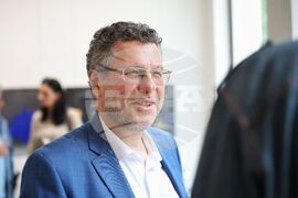 Бургас - Светозар Бенчев - „Течна луна“ - изложба