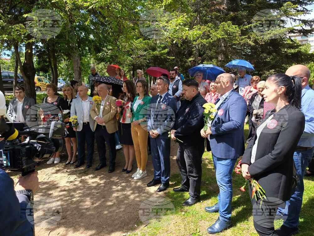 БСП почете паметта на Никола Габровски и съпругата му Мария пред облагородения паметник във Велико Търново