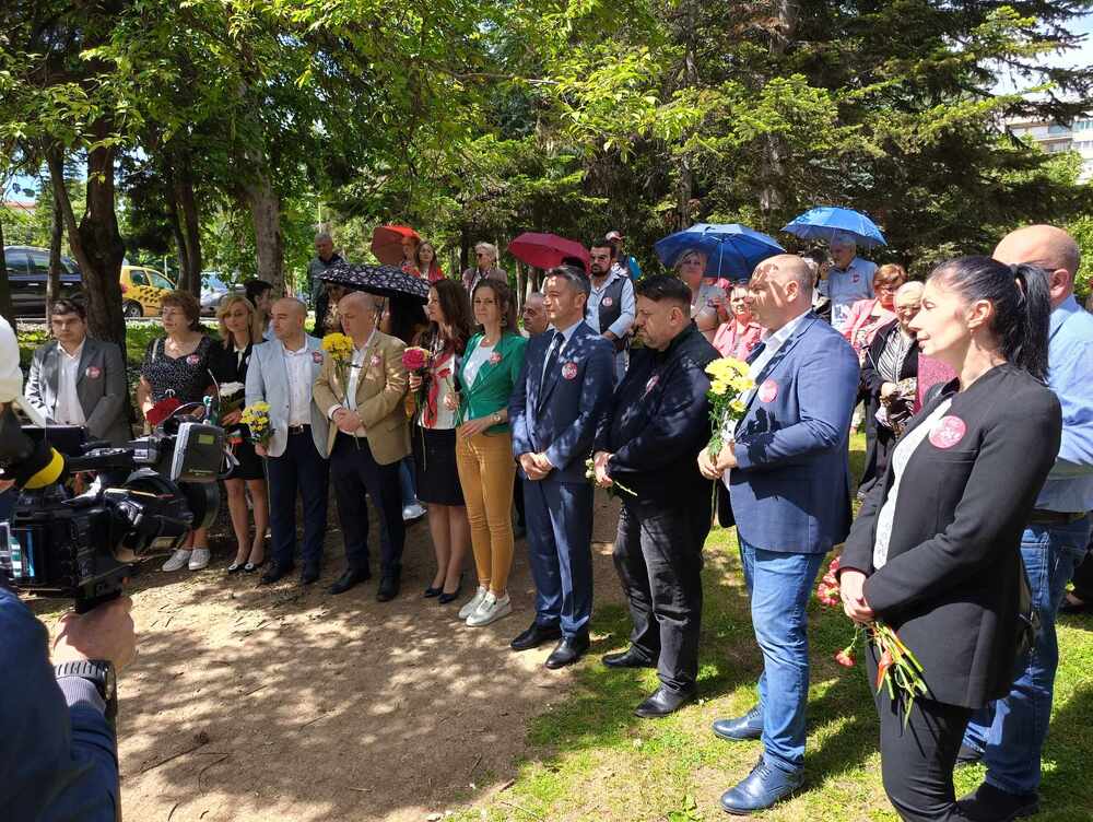 БСП почете паметта на Никола Габровски и съпругата му Мария пред облагородения паметник във Велико Търново