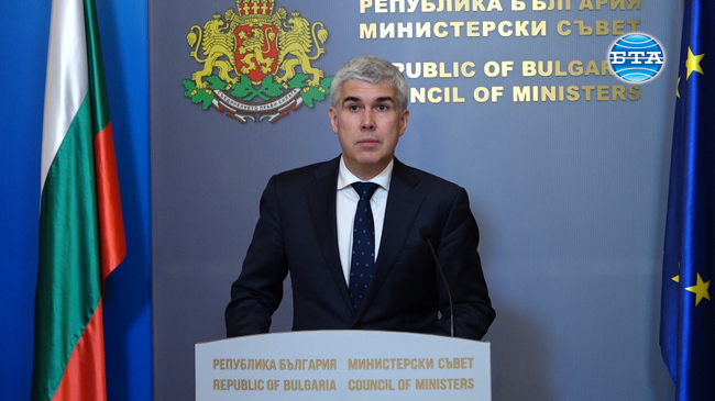 Дефицитът във Фонд „Сигурност на електроенергийната система“ ще бъде компенсиран от бюджета, за да не се увеличи цената на тока за битовите потребители, заяви служебният министър Владимир Малинов