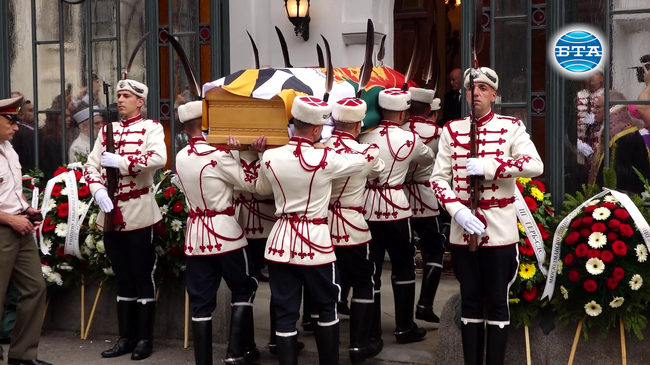 Ковчегът с тленните останки на цар Фердинанд I беше положен в централното фоайе на царския дворец „Врана“