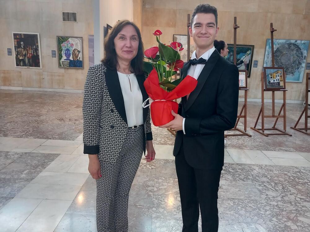 Зам.-кметът на Община Стара Загора Надежда Чакърова изрази подкрепата си на ученически благотворителен търг