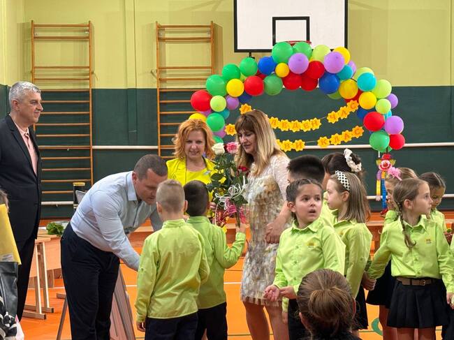 Община Русе: В ОУ „Иван Вазов“ отпразнуваха края на учебната година за първокласниците в ремонтирания физкултурен салон