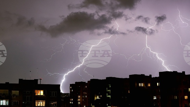 Червен код за дъждове и бури е в сила в голяма част от Гърция до събота