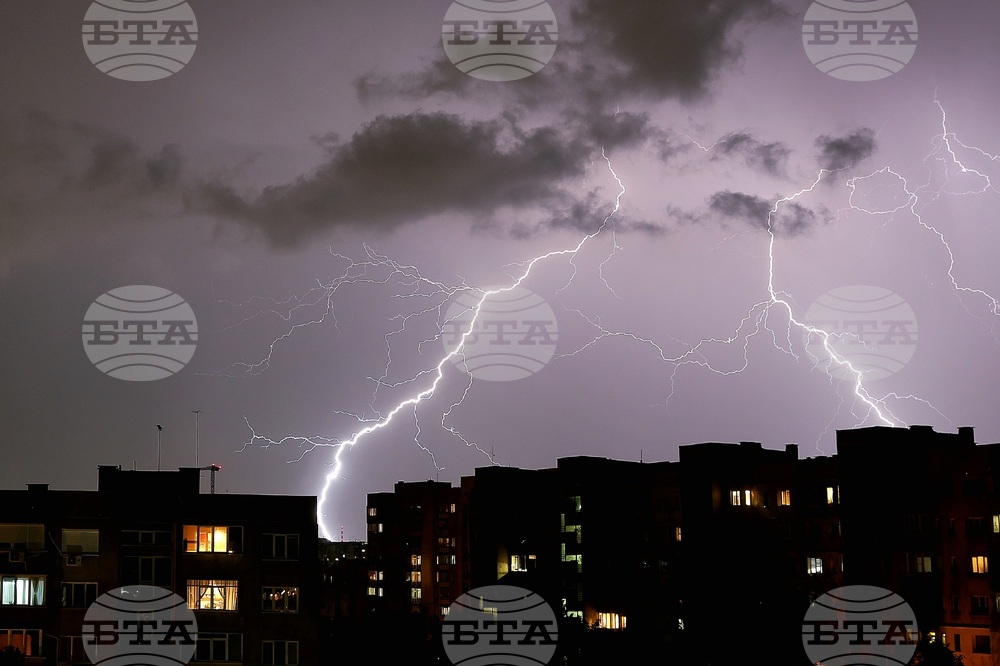 Червен код за дъждове и бури е в сила в голяма част от Гърция до събота