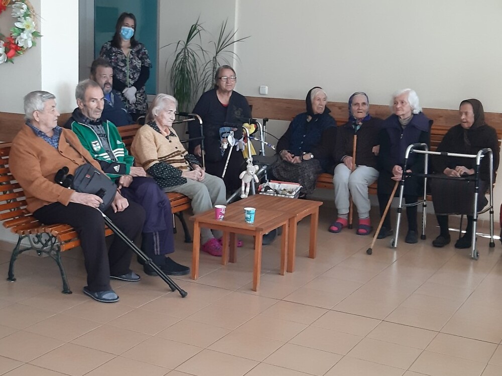    Да подариш усмивка! Деца от детските градини в Благоевград събраха близо 1000 лева от благотворителен базар и ги предоставиха на потребителите на Дом за стари хора „Св. Петка“