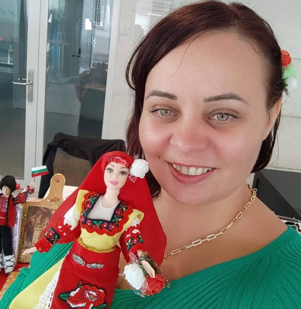Българка в Щутгарт шие народни носии за кукли