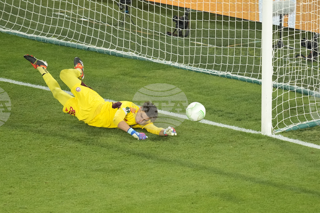 "През второто полувреме направихме някои тактически промени, които българите късно видяха", доволен е вратарят Константинос Цолакис