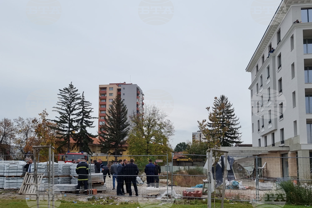 Перник - Работници са се качили на покрива на жилищен блок с искане да им бъдат изплатени дължими възнаграждения