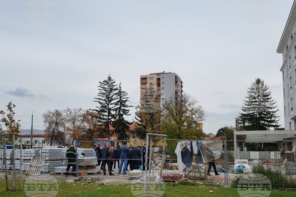 Перник - Работници са се качили на покрива на жилищен блок с искане да им бъдат изплатени дължими възнаграждения