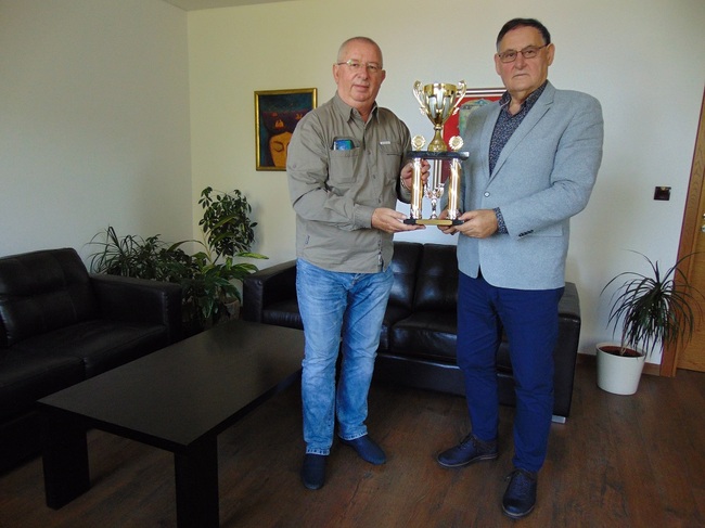 Организаторите на автомобилното състезание връчиха купата „Мемориал Валерий Великов“ на кмета на Шумен