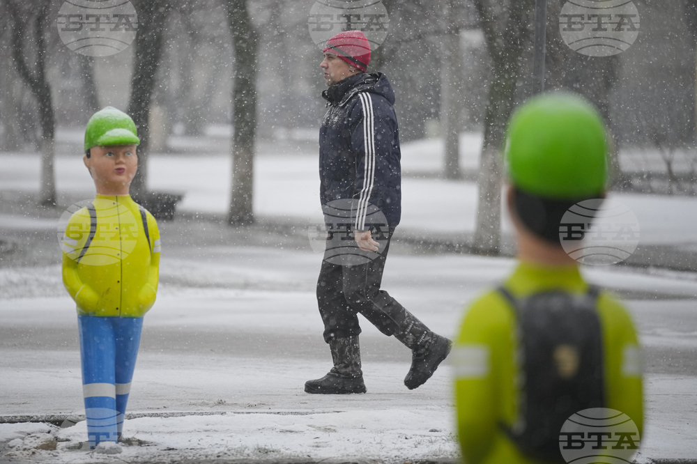 Макети с изображения на деца поставиха на пешеходни пътеки в румънски град; методът е уникален за страната 
