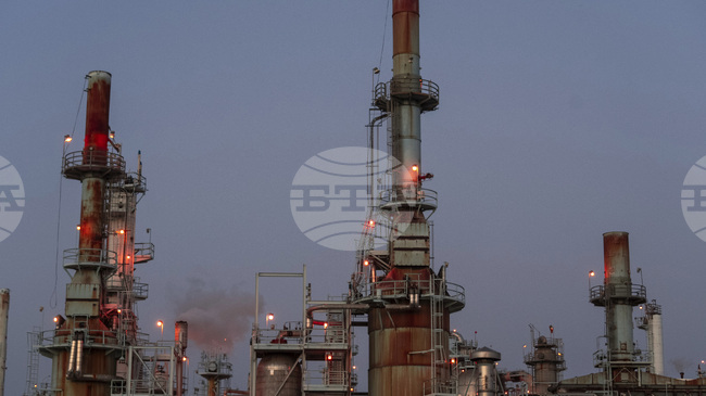 Петролът се насочва към второ поредно седмично поевтиняване