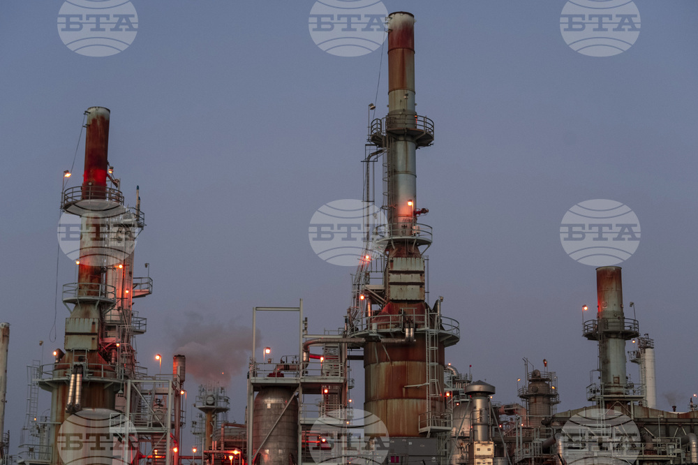 Петролът се насочва към второ поредно седмично поевтиняване