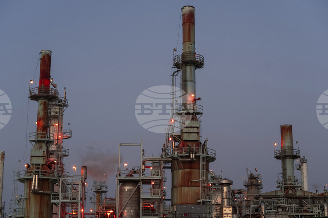 Петролът се насочва към второ поредно седмично поевтиняване