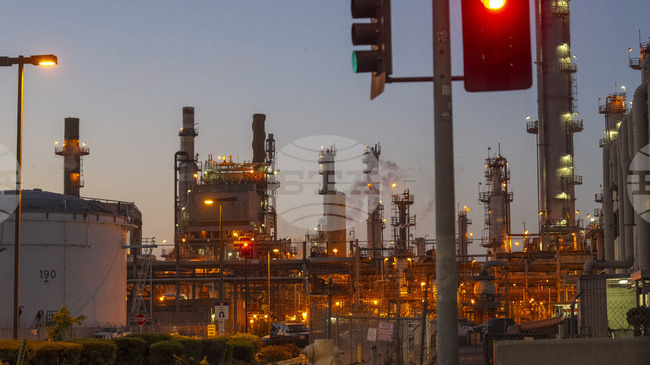 Петролът продължава да поевтинява на фона на намалелите геополитически рискове около Иран