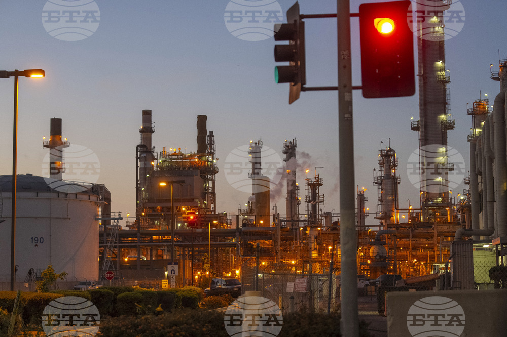 Петролът поевтинява заради очакван ръст на запасите в САЩ и геополитическото напрежение