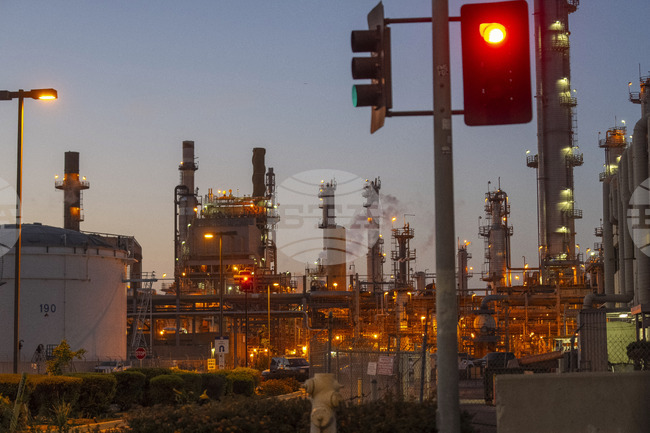 Петролът продължава да поевтинява на фона на намалелите геополитически рискове около Иран