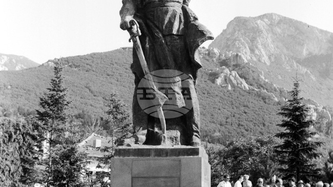 Bulgaria Pays Tribute to Revolutionary Hristo Botev, Those Fallen for Bulgaria's Freedom and Independence