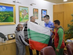 Снимка: Община Благоевград - Кметът Илко Стоянов посрещна в кабинета си 14-годишния благоевградски спортист Йоан Паланкалиев.