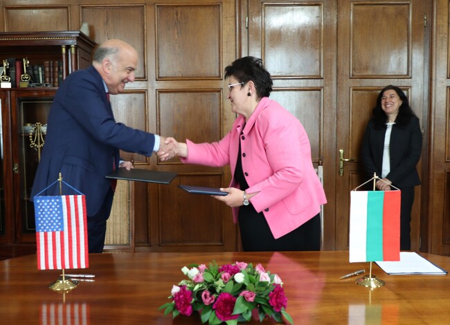 Министерство на финансите: Вицепремиерът и министър на финансите Людмила Петкова подписа споразумениe за автоматичен обмен на данъчна информация със САЩ 