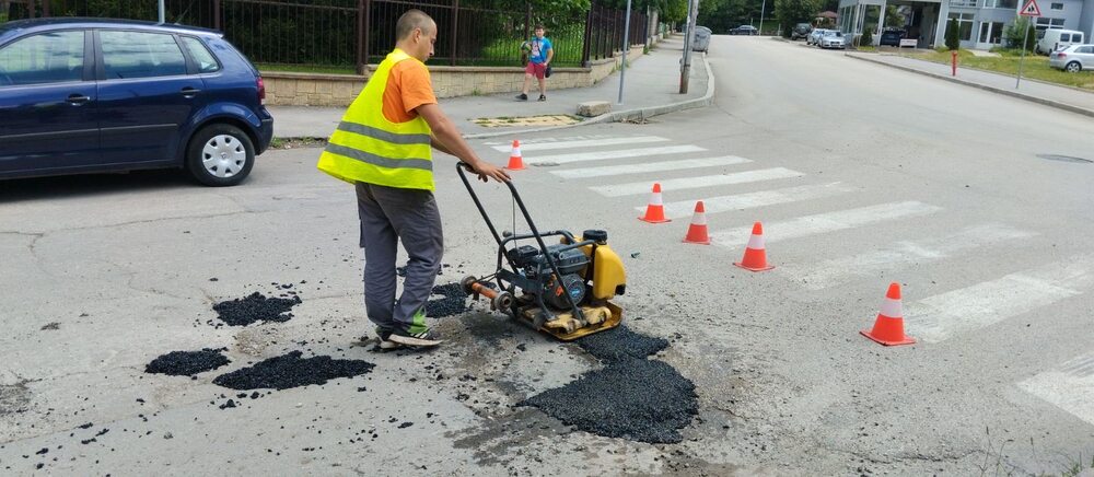Община Ловеч: Продължава аварийното изкърпване на уличната мрежа в Ловеч