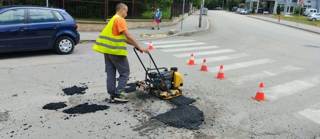 Община Ловеч: Продължава аварийното изкърпване на уличната мрежа в Ловеч
