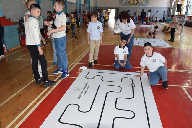 Русенски университет „Ангел Кънчев“: В спортната зала на Русенския университет препускаха и танцуваха роботи по време на третото общинско състезание по роботика за деца