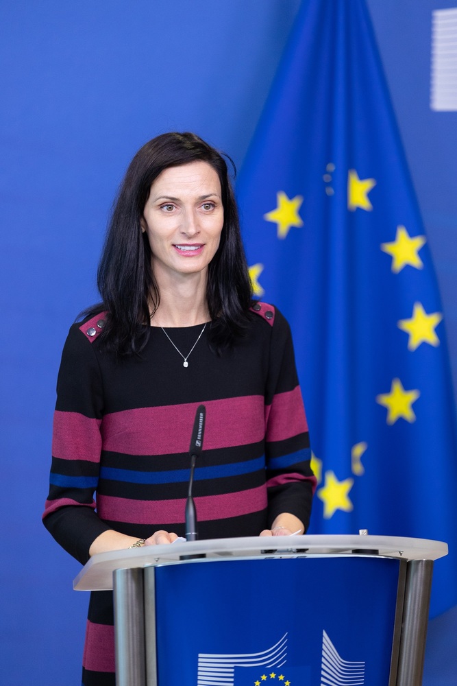 Мария Габриел: Образованието и критичното мислене са ключови в борбата с дезинформацията