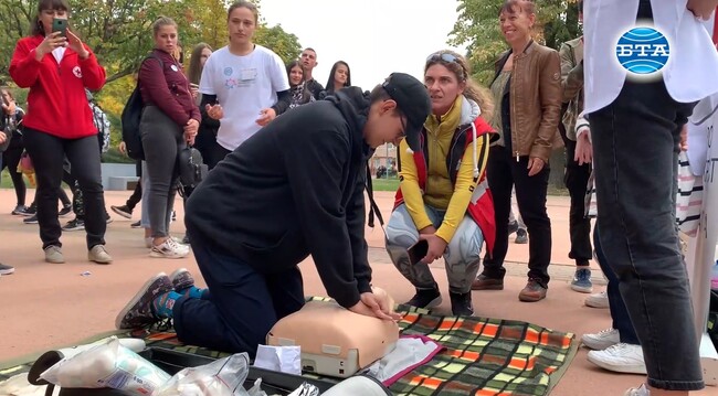 Екипи на полиция, пожарна и БЧК обучаваха казанлъшки ученици какво да бъде поведението им на пътя и при инциденти