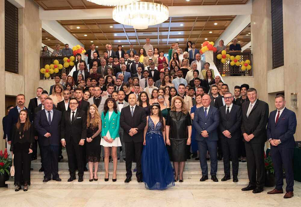 Президентът към абитуриентите от инициативата „Подкрепи една мечта“: Изберете честно и почтено занимание и вярвайте във възможностите си