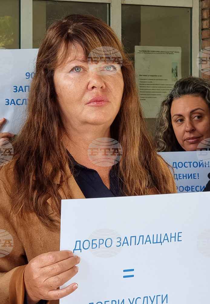 Служители от Службата по геодезия, картография и кадастър във Варна протестираха с искане за увеличение на заплатите