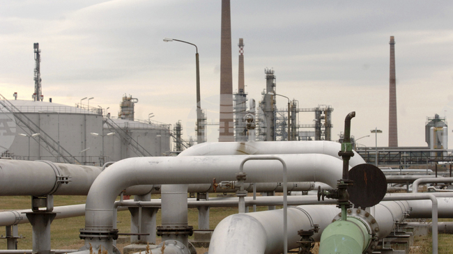 Петролът се повиши след украинските удари по петролопровода „Дружба“ и неяснота около евентуални следващи стъпки за мир между Москва и Киев