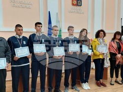 Кметът  на Община Кюстендил Петър Паунов  и председателят на Общински съвет Кюстендил Иван Андонов връчиха грамоти  и парична награда на победителите от Националното състезание за доброволци- отбора на Езикова гимназия „Д-р. Петър Берон“