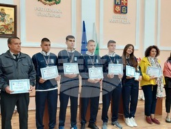 Кметът  на Община Кюстендил Петър Паунов  и председателят на Общински съвет Кюстендил Иван Андонов връчиха грамоти  и парична награда на победителите от Националното състезание за доброволци- отбора на Езикова гимназия „Д-р. Петър Берон“