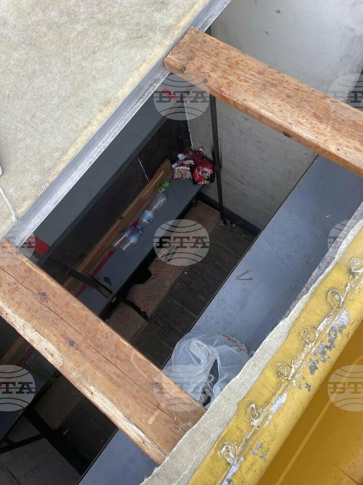 26 мигранти бяха открити в тайник в каросерията на камион край Солун