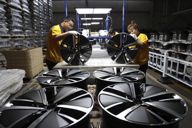 Промишлената активност в Китай отслабва за пети пореден месец