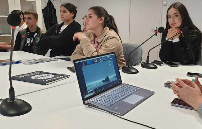 LIK Magazine Edition Dedicated to Bulgarian Science in Antarctica Presented to Young People from Taraclia