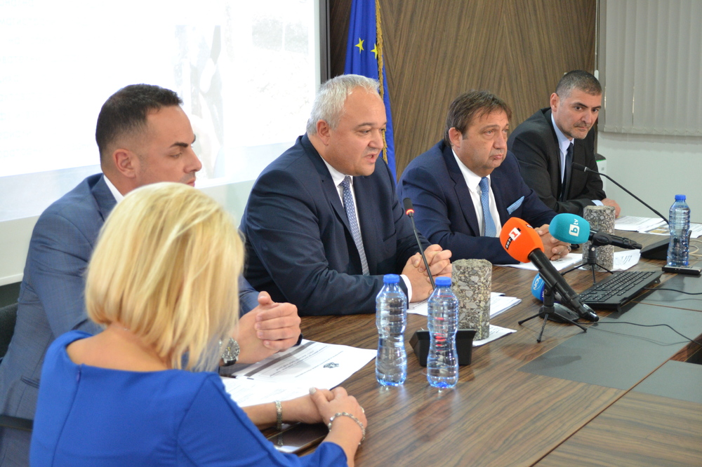 Министър Шишков: Между 12,5% и 17,5% от пътните платна и 40 млн. лв. липсват от изграждането на лот 2 и лот 3 на АМ „Тракия“