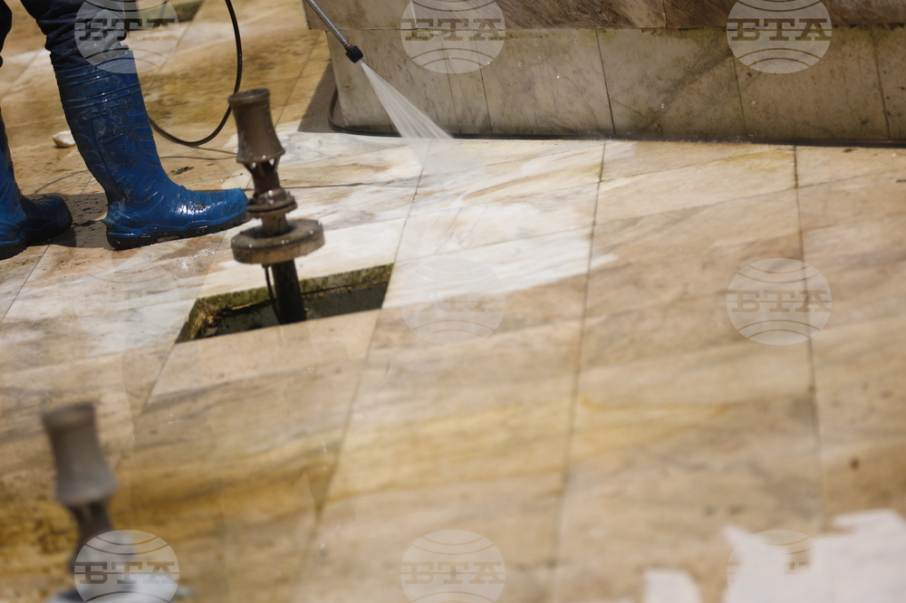 НДК - фонтани - почистване