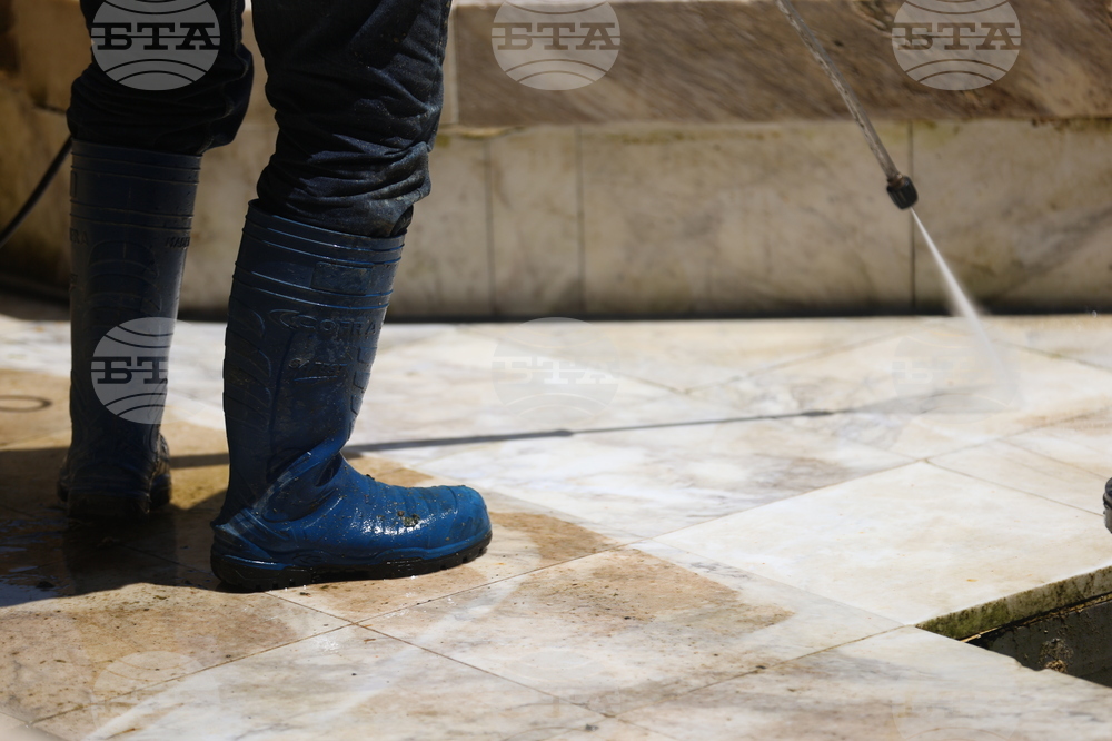 НДК - фонтани - почистване