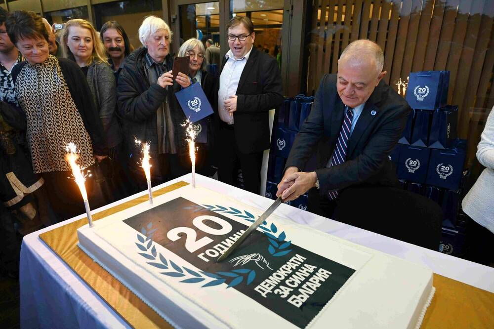 Вчера ПП “Демократи за силна България” отпразнува 20 години от създаването си. Повече от 400 души се събраха в зала 6 на НДК