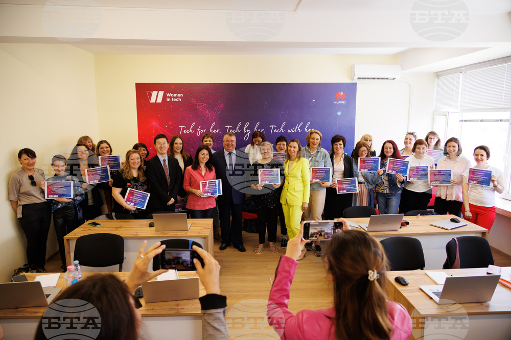 Women in Technologies Course Ends with 100 Graduates