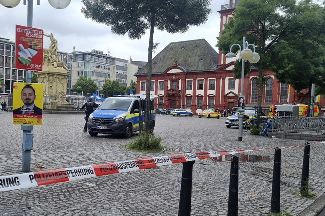 Германски политик от крайнодясната партия "Алтернатива за Германия" бе нападнат с нож в град Манхайм
