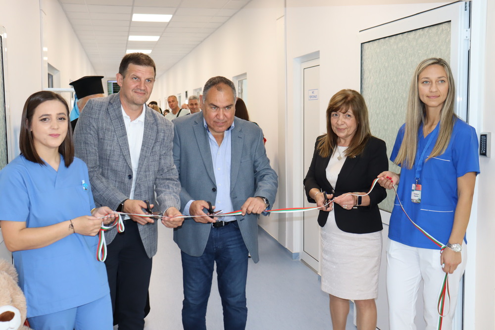 Кметът на Община Хасково Станислав Дечев, изпълнителният директор на МБАЛ Хасково д-р Георги Гелов и областният управител Гинка Райчева прерязаха лентата на обновеното и модернизирано отделение по неонатология