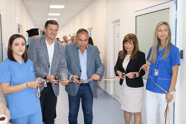 Кметът на Община Хасково Станислав Дечев, изпълнителният директор на МБАЛ Хасково д-р Георги Гелов и областният управител Гинка Райчева прерязаха лентата на обновеното и модернизирано отделение по неонатология