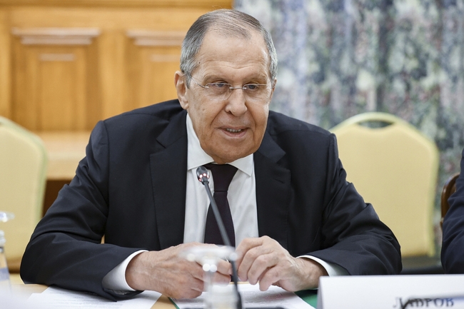 Всеки френски военен в Украйна би бил легитимна цел за руските сили, каза руският външен министър при посещение в Конго
